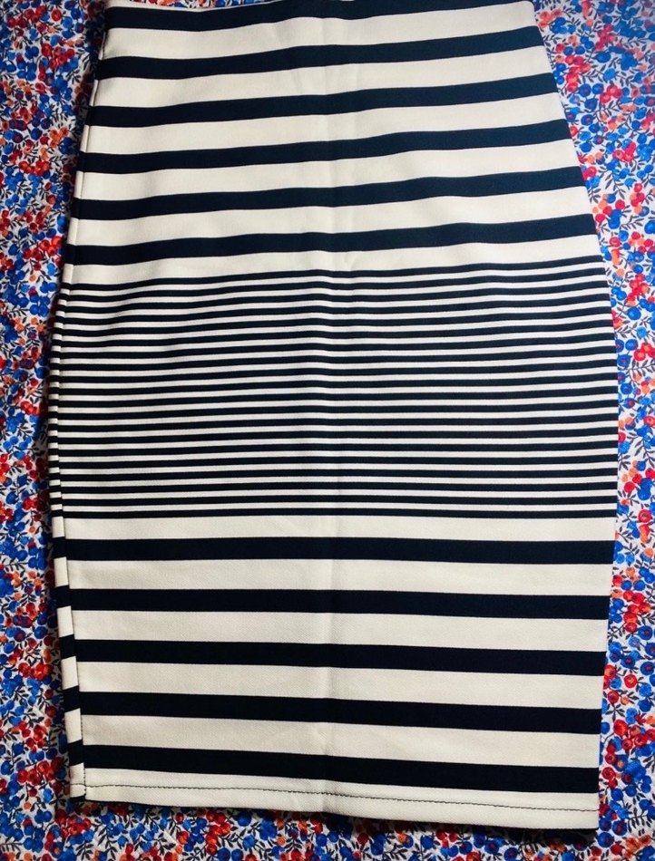 Siyah Beyaz Çizgili Kalem Etek - Görsel 3