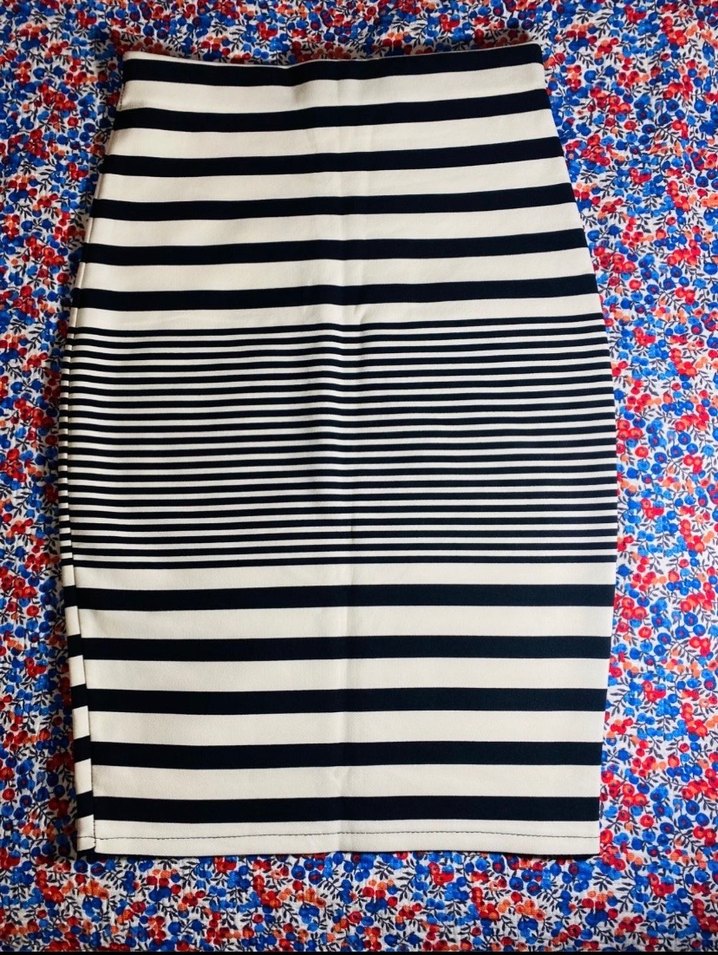 Siyah Beyaz Çizgili Kalem Etek - Görsel 2