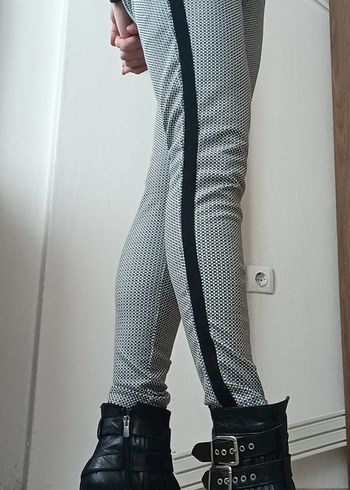 Gri Yılan Desenli Kemerli Dar Kesim Pantolon - Görsel 3