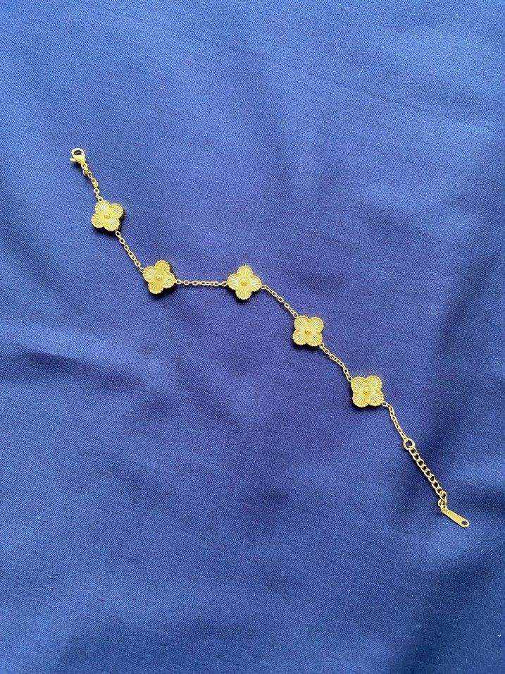 Altın Renk Yonca Detaylı Kadın Bileklik - Görsel 3