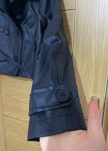 Düğmeli Siyah Kısa Deri Kadın Ceket - Görsel 4