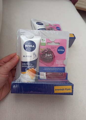 Nivea El Kremi ve Siyah Böğürtlen Dudak Parlatıcısı - Görsel 3