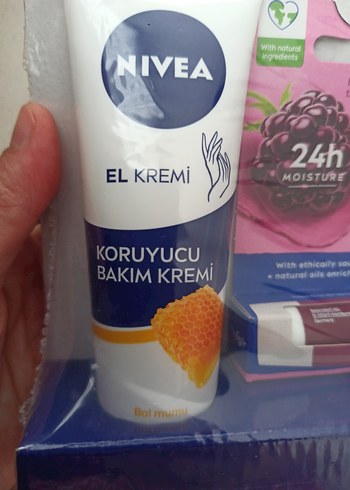 Nivea El Kremi ve Siyah Böğürtlen Dudak Parlatıcısı - Görsel 4