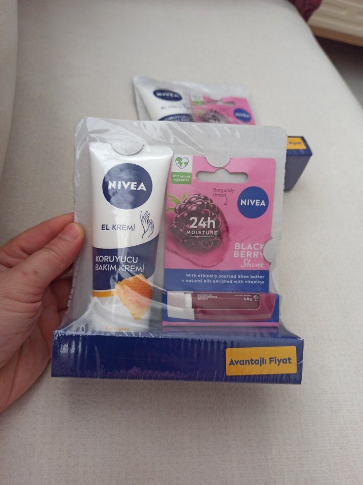 Nivea El Kremi ve Siyah Böğürtlen Dudak Parlatıcısı - Görsel 3