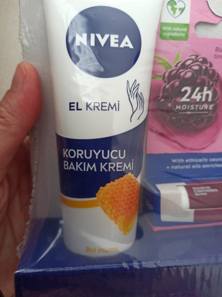 Nivea El Kremi ve Siyah Böğürtlen Dudak Parlatıcısı - Görsel 4