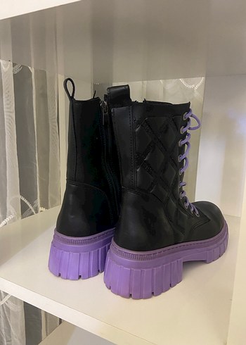 Mor detaylı kadın bot - Görsel 3