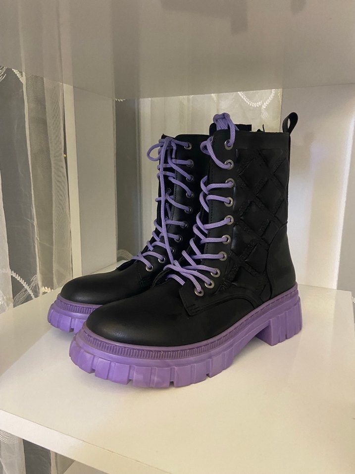 Mor detaylı kadın bot - Görsel 2