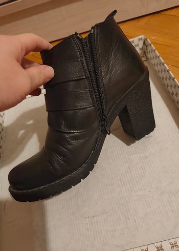 Tokalı Siyah Deri Kadın Bot - Görsel 4