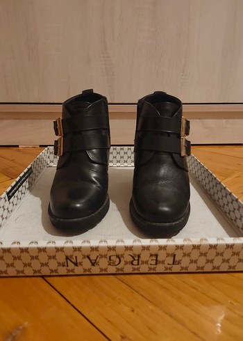 Tokalı Siyah Deri Kadın Bot - Görsel 5