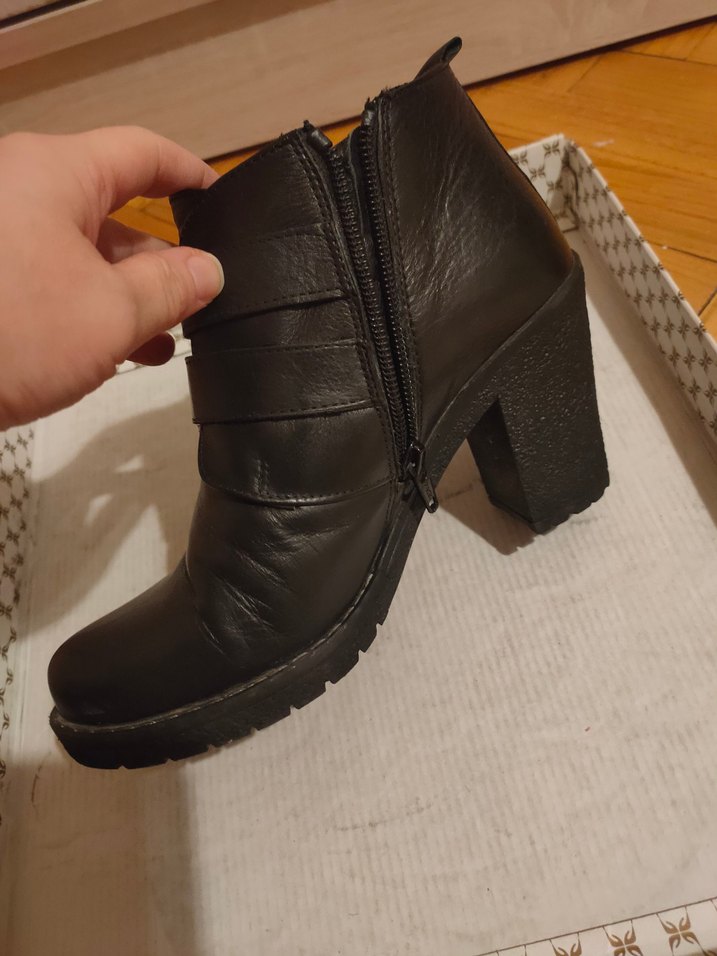 Tokalı Siyah Deri Kadın Bot - Görsel 4