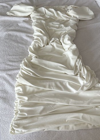 Beyaz düşük omuzlu vucudu saran vucudu toparlayan elbise - Görsel 2