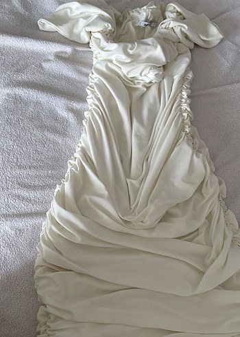 Beyaz düşük omuzlu vucudu saran vucudu toparlayan elbise - Görsel 4