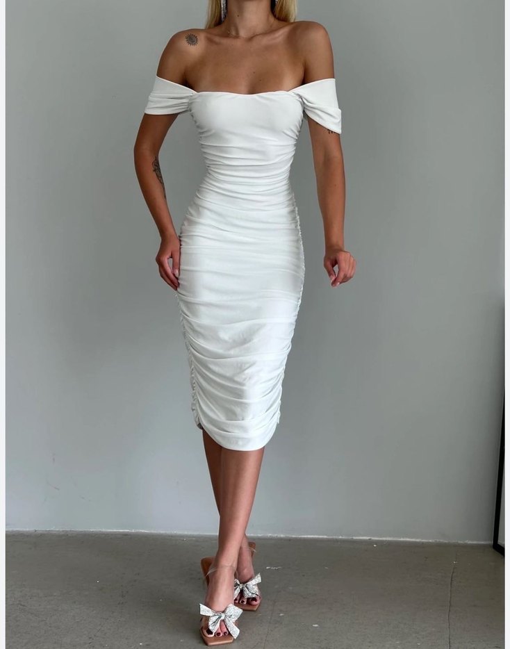 Beyaz düşük omuzlu vucudu saran vucudu toparlayan elbise - Görsel 5