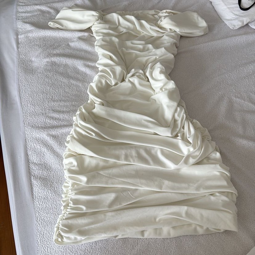 Beyaz düşük omuzlu vucudu saran vucudu toparlayan elbise - Görsel 2