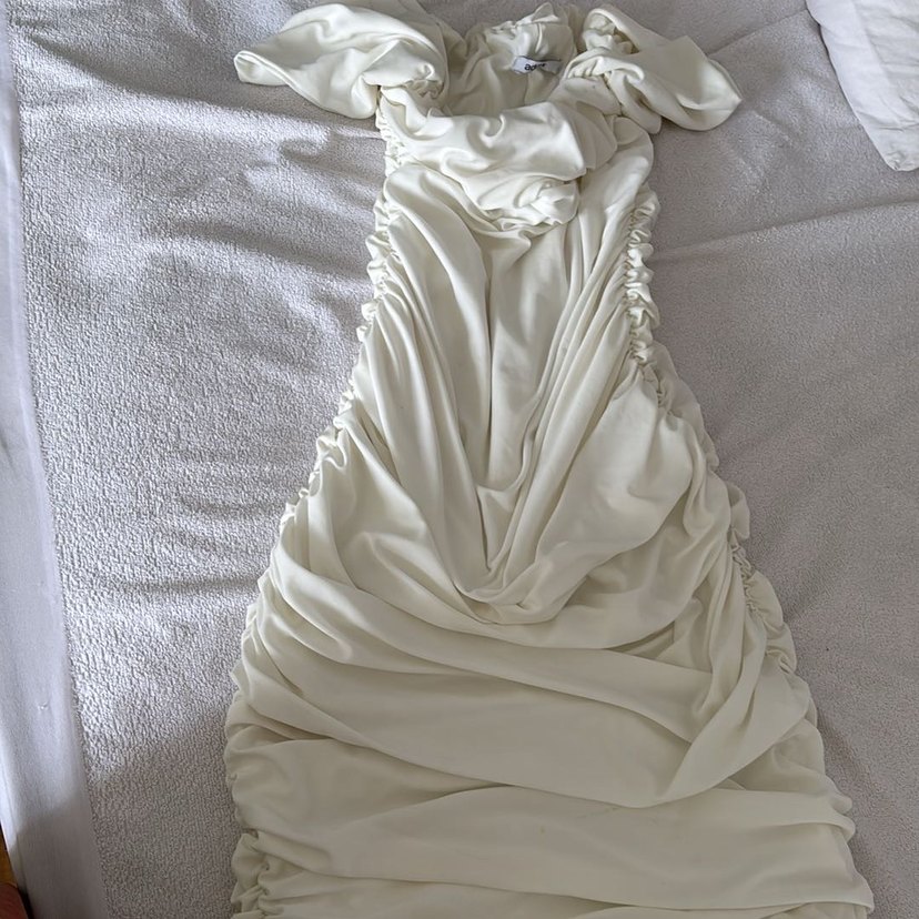 Beyaz düşük omuzlu vucudu saran vucudu toparlayan elbise - Görsel 4