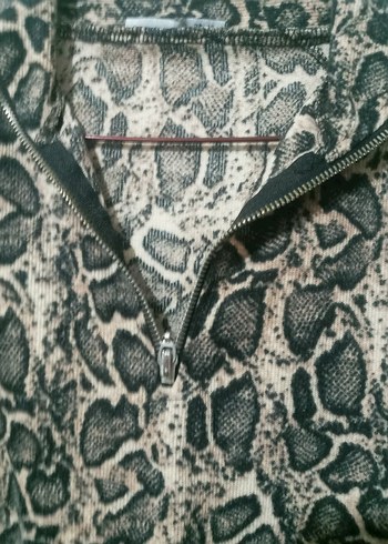 Yılan Desenli Uzun Kollu Kısa Bluz - Görsel 2