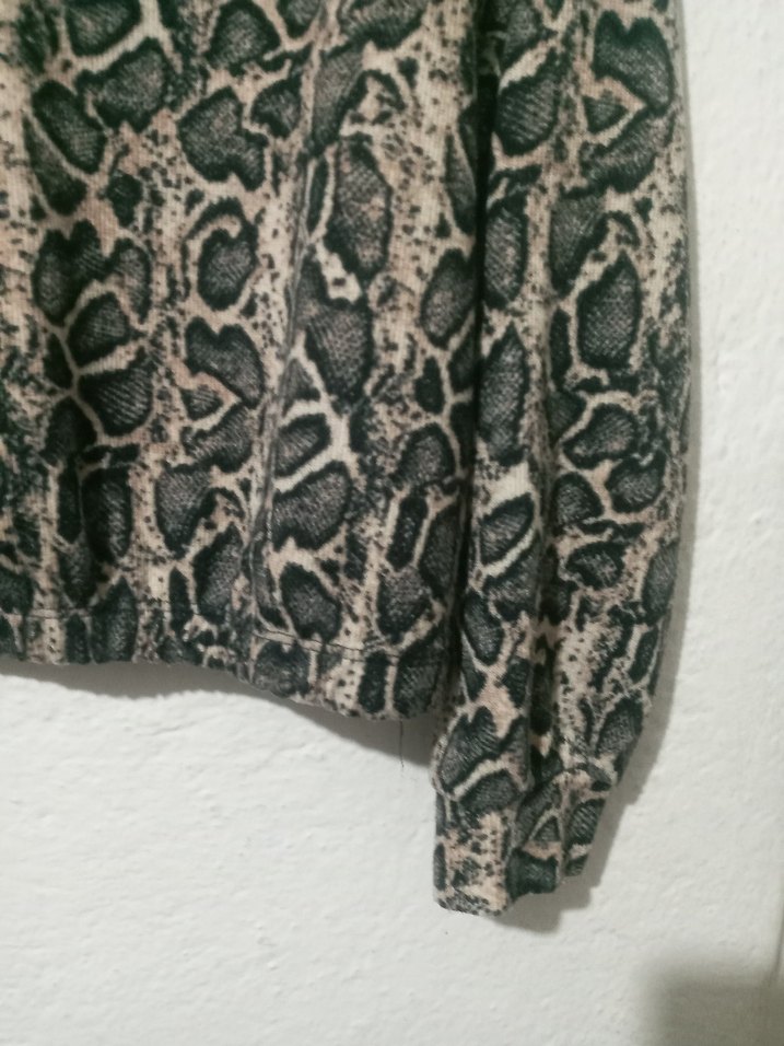 Yılan Desenli Uzun Kollu Kısa Bluz - Görsel 3
