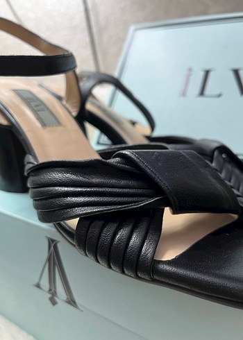 İLVİ Siyah Tokalı Kadın Topuklu Sandalet - Görsel 2