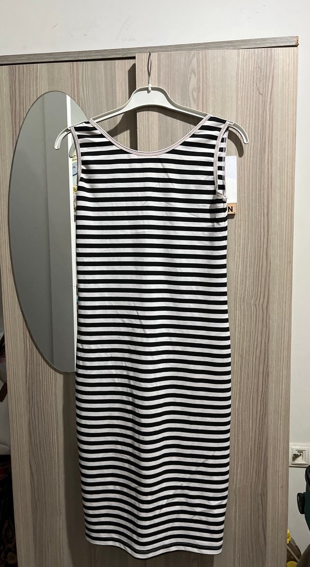 V Yaka Çizgili Uzun Kadın Elbise - Görsel 2