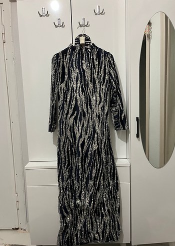 Zebra Desenli Uzun Payetli Kadın Elbise - Görsel 4