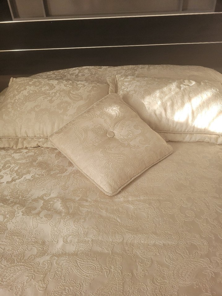 Nakışlı krem Yatak Örtüsü Püsküllü - Görsel 3