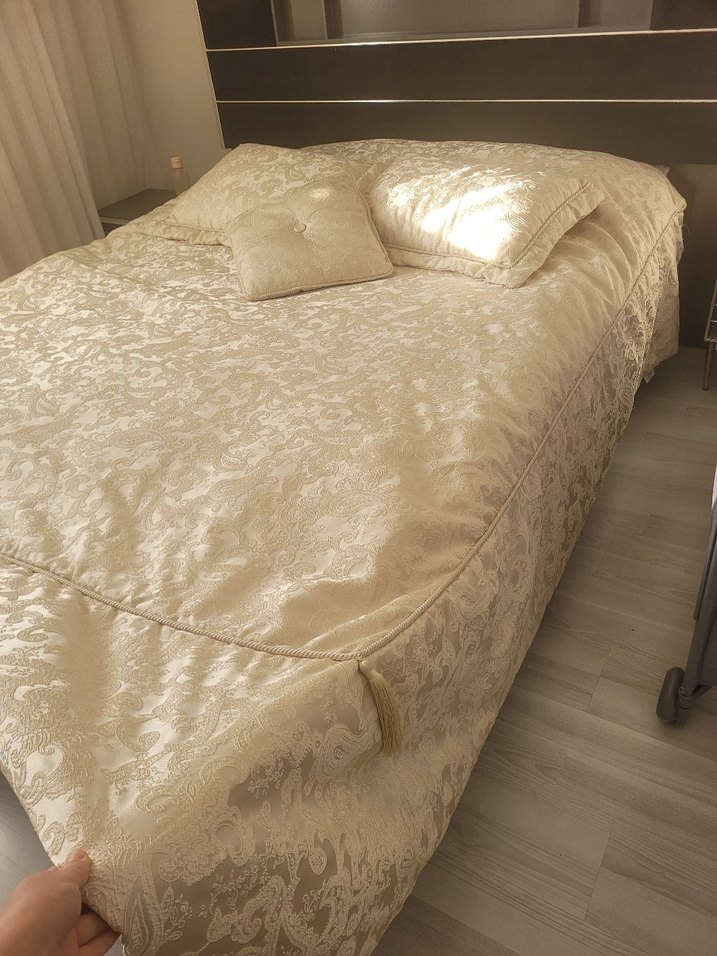 Nakışlı krem Yatak Örtüsü Püsküllü - Görsel 5