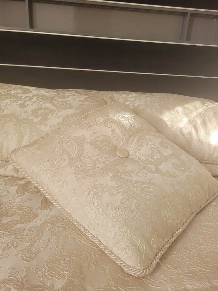 Nakışlı krem Yatak Örtüsü Püsküllü - Görsel 4
