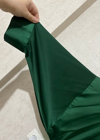 Uzun Yeşil Saten Elbise - Görsel 3