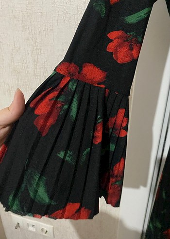 Kırmızı Çiçekli Uzun Pilili Elbise - Görsel 3