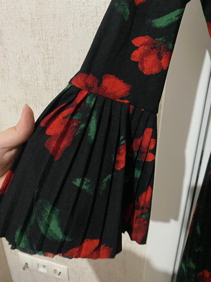 Kırmızı Çiçekli Uzun Pilili Elbise - Görsel 3