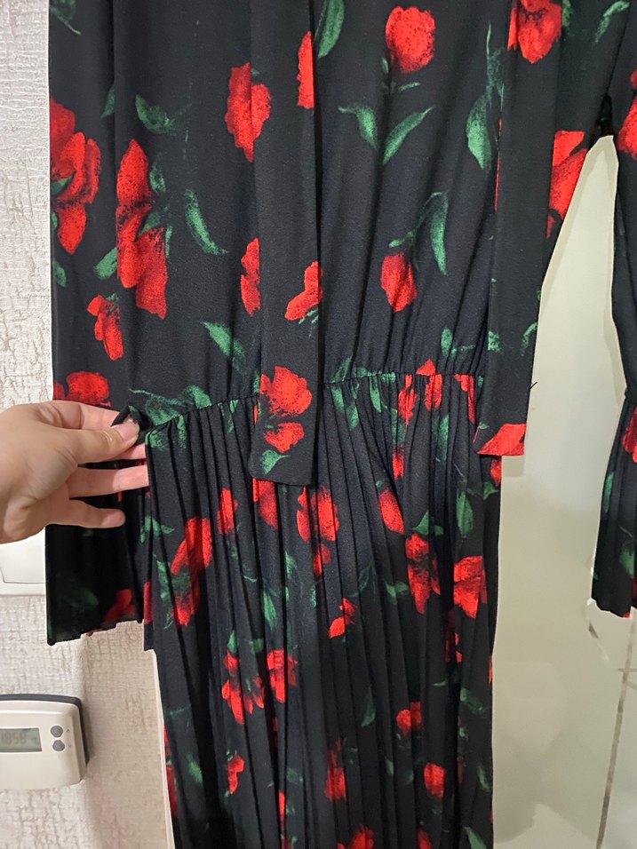 Kırmızı Çiçekli Uzun Pilili Elbise - Görsel 2