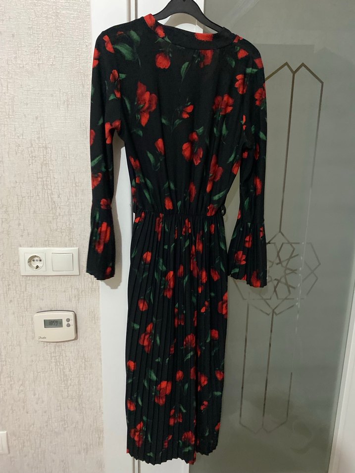 Kırmızı Çiçekli Uzun Pilili Elbise - Görsel 5