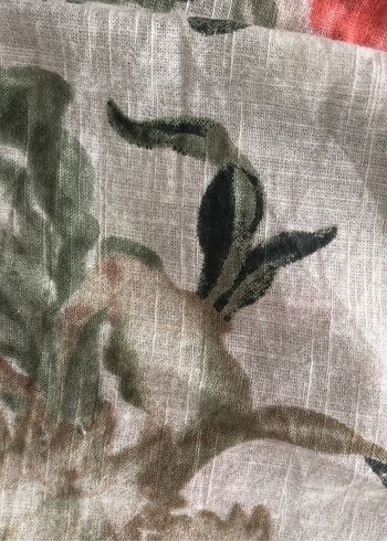 Çiçek Desenli Düğmeli V Yaka - Görsel 3