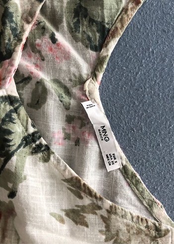 Çiçek Desenli Düğmeli V Yaka - Görsel 2