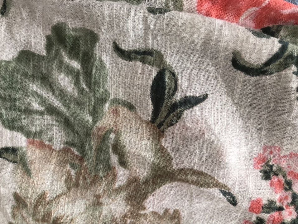 Çiçek Desenli Düğmeli V Yaka - Görsel 3