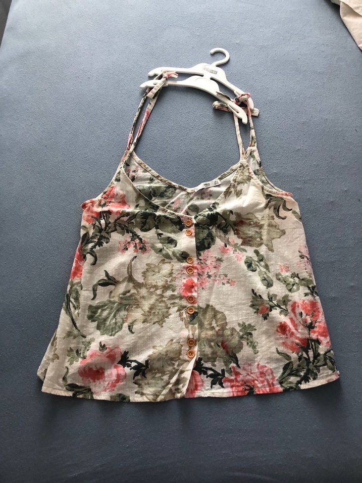 Çiçek Desenli Düğmeli V Yaka - Görsel 4