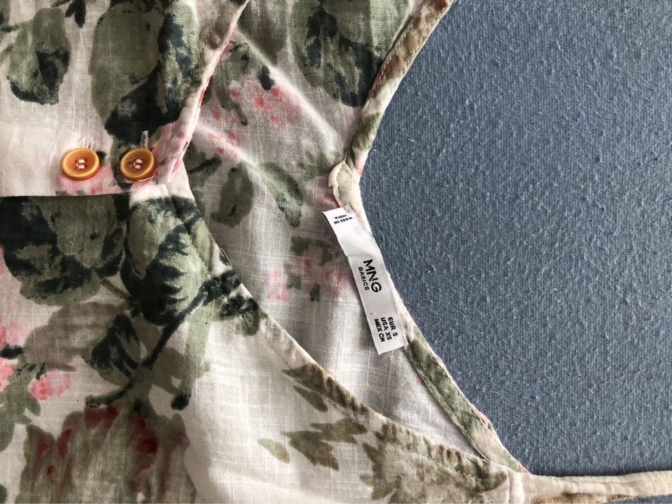 Çiçek Desenli Düğmeli V Yaka - Görsel 2