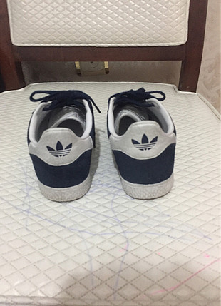 Hiç bir deformesi yoktur orijinal Adidas spor ayakkabı