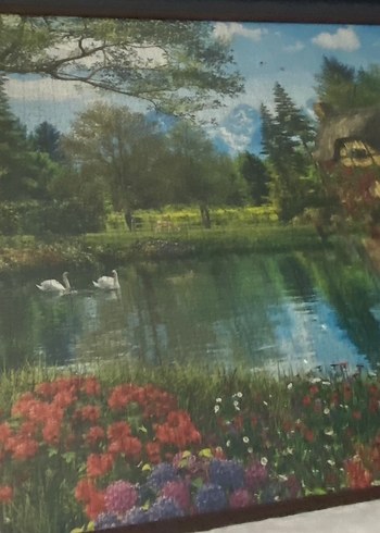 Çiçekli Bahçe ve Göl Manzaralı Puzzle - Görsel 2