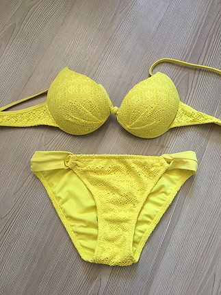 Bikini neon sari