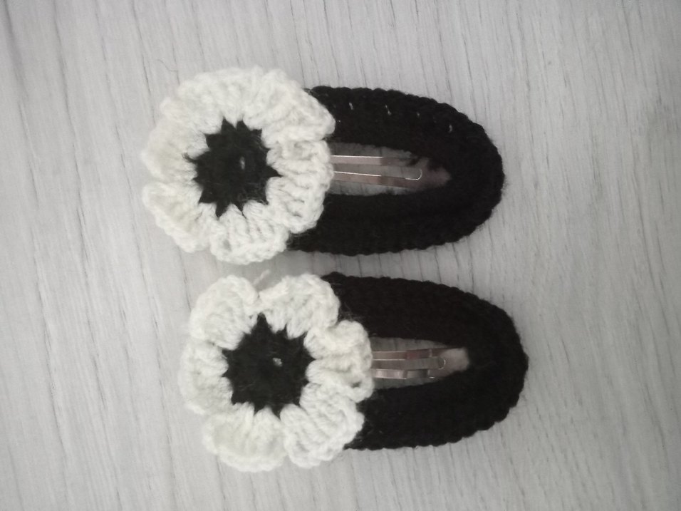 Çiçek Desenli Siyah Örgü Çocuk Toka - Görsel 2