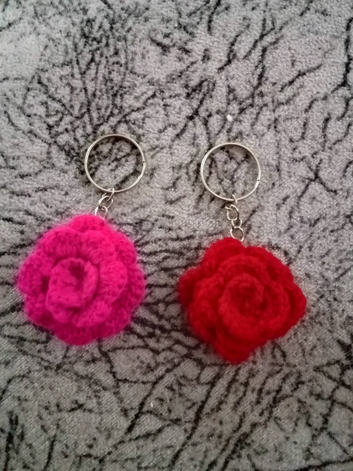 Pembe ve Kırmızı Kürklü Çiçek Anahtarlık - Görsel 3