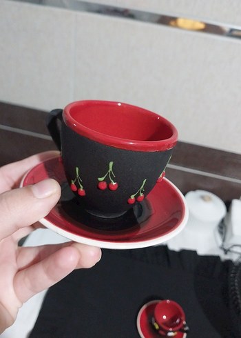 Kırmızı Siyah Çiçekli Seramik Fincan ve Tabak - Görsel 4