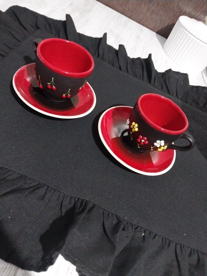 Kırmızı Siyah Çiçekli Seramik Fincan ve Tabak - Görsel 3