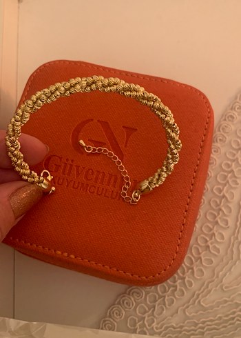 Zincir Detaylı Altın Renkli Kadın Bileklik - Görsel 2