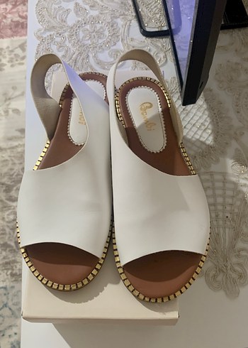 Beyaz Deri Kadın Dolgu Topuk Sandalet - Görsel 2