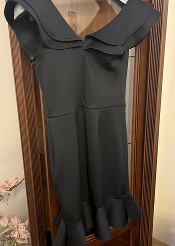 Siyah V Yaka Volanlı Midi Elbise - Görsel 3