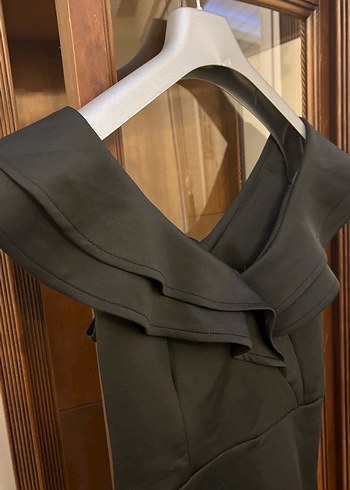 Siyah V Yaka Volanlı Midi Elbise - Görsel 2