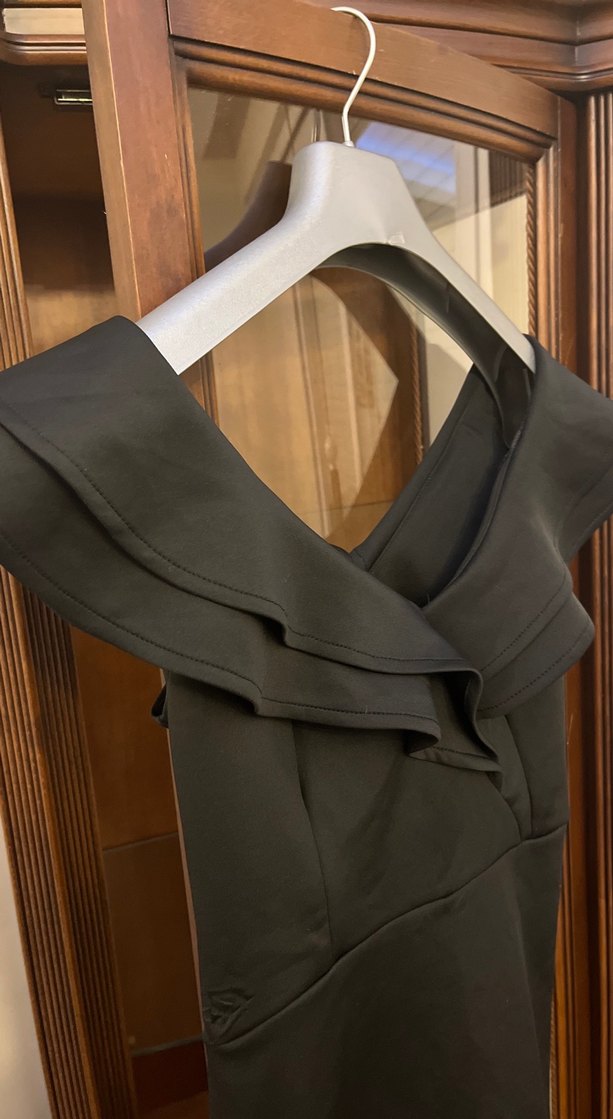 Siyah V Yaka Volanlı Midi Elbise - Görsel 2