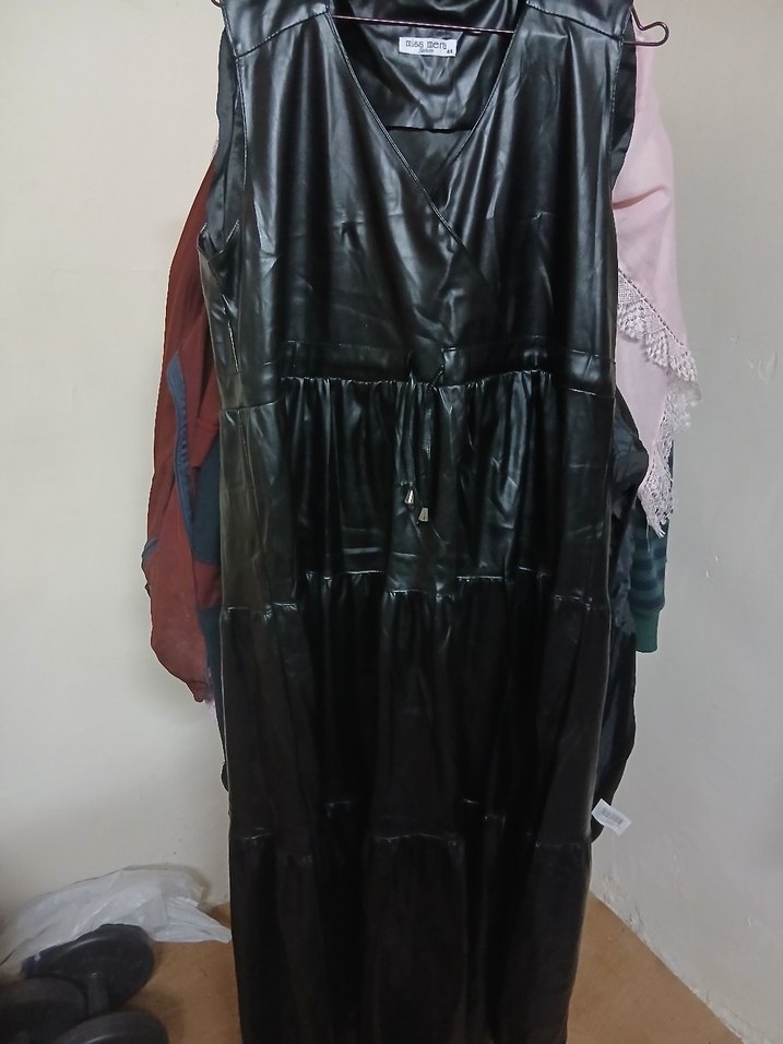 Drapeli Siyah Deri Uzun Elbise - Görsel 2